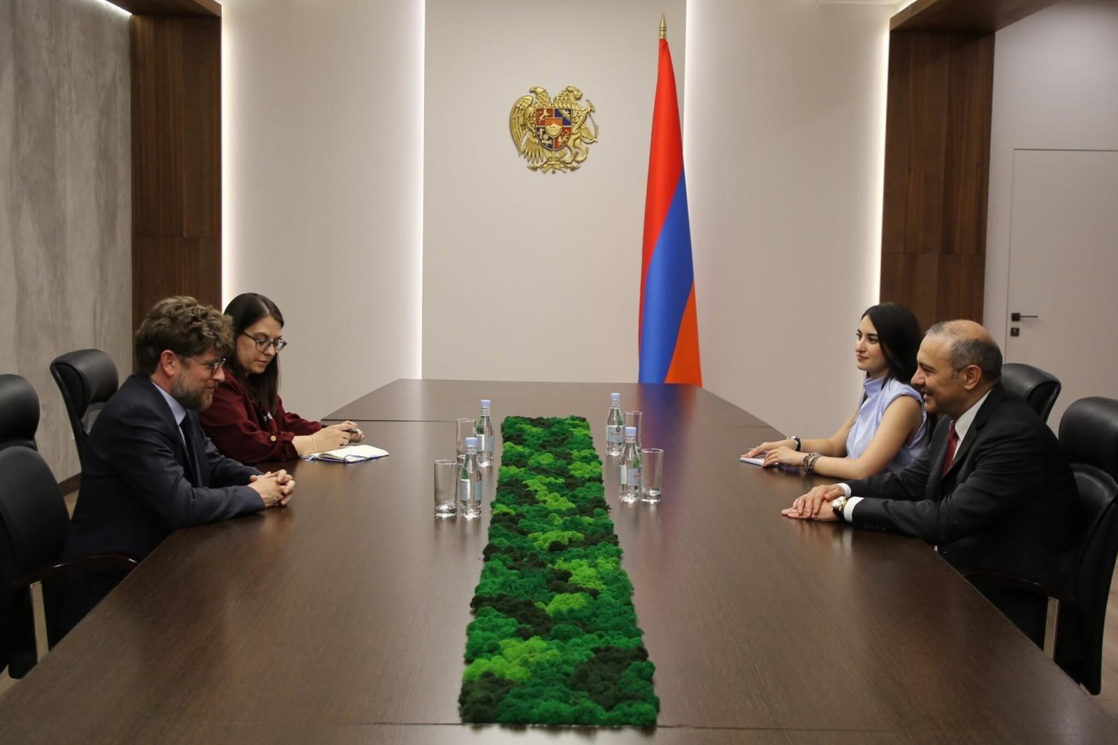 სომხეთის უშიშროების საბჭოს მდივანმა არმენ გრიგორიანმა დიპლომატიური მისიის დასრულების გამო საფრანგეთის ელჩი ოლივიე დეკოტინი მიიღო