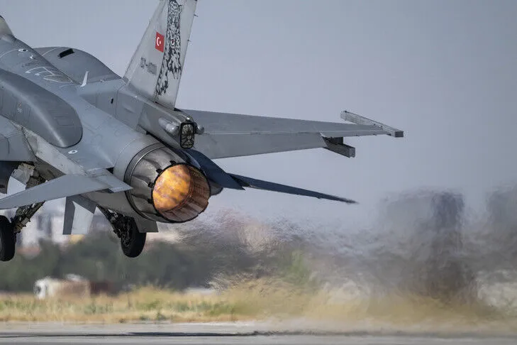 თურქული F-16-ის ტიპის გამანადგურებლები NATO-ს მისიის ფარგლებში ლატვიის სამხედრო ბაზაზე დაეშვნენ