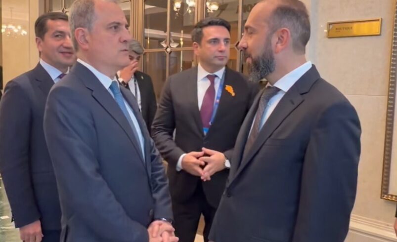 Armenian, Azerbaijani FMs hold brief exchange