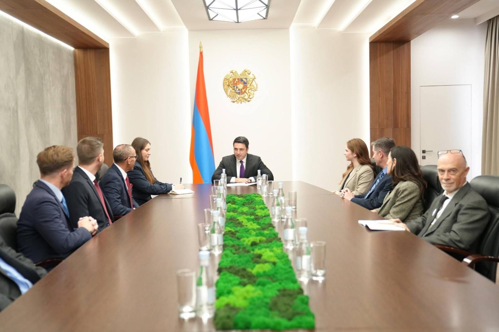 სომხეთის უშიშროების საბჭოს მდივანმა და ორგანიზაცია Save Armenia-ს წარმომადგენლებმა სომხეთ-აშშ-ის სტრატეგიული პარტნიორობის საკითხები განიხილეს