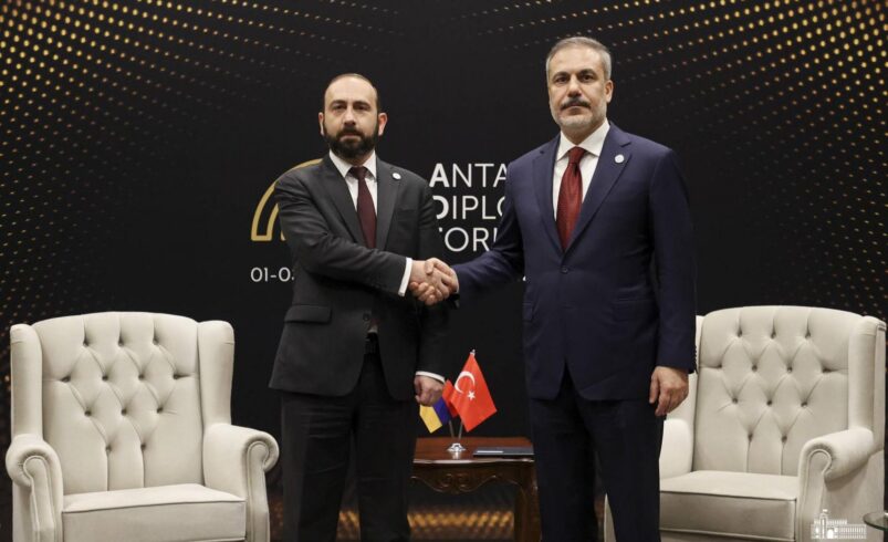 Armenian and Turkish FMs hold phone call