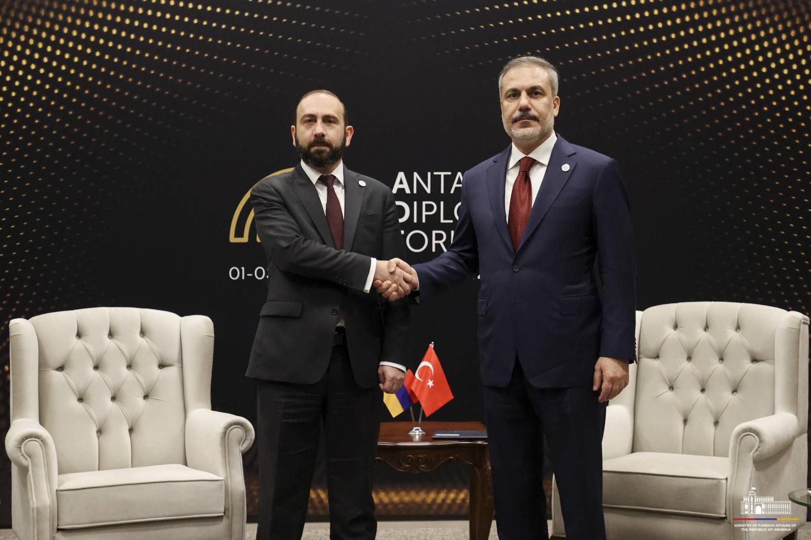 Armenian and Turkish FMs hold phone call